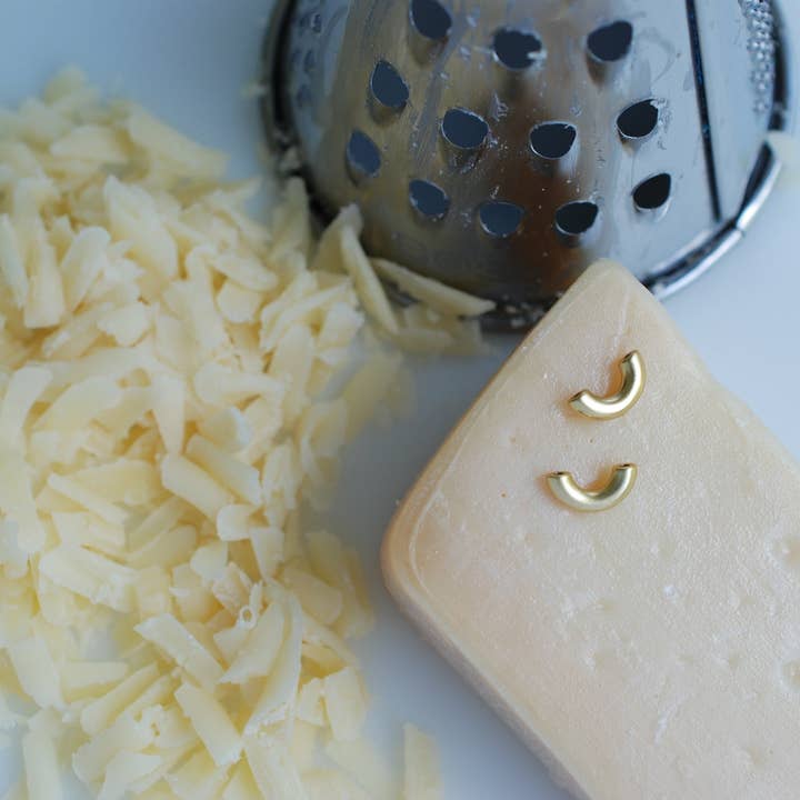 Delicacies Jewelry - Vente Clous d'oreille - Boucles d'oreilles Macaroni, plaquées or jaune par Delicacies Jewelry - Chaque achat aide à lutter contre la faim ! (Cadeau gourmand, bijoux alimentaires, cadeau pour elle)3