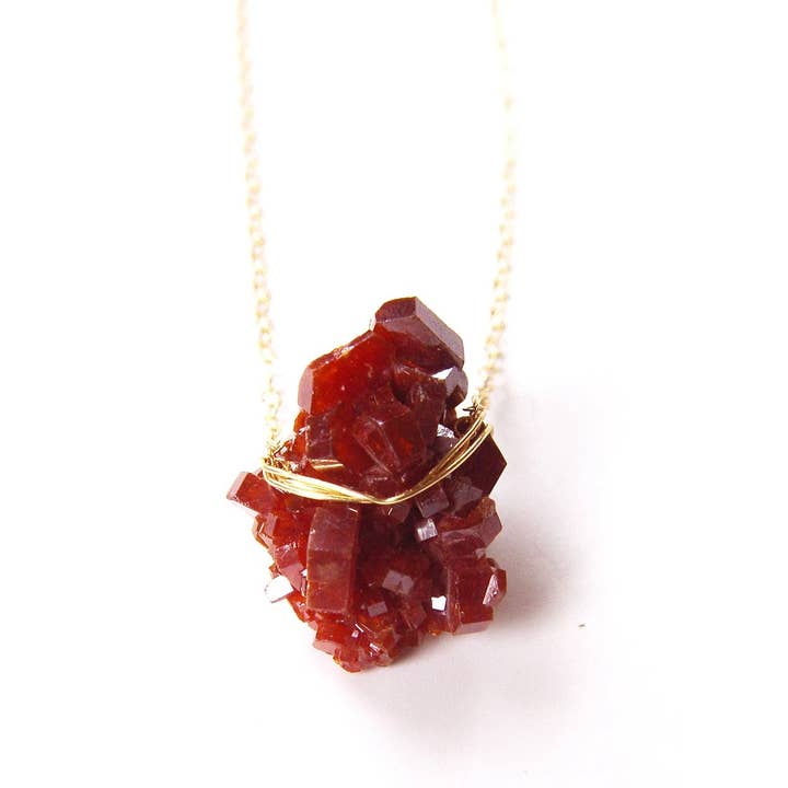 Friedasophie - Wholesale Halskettinghanger - 14k gouden halsketting van bordeauxrood vanadinietkristal, Raw Va2