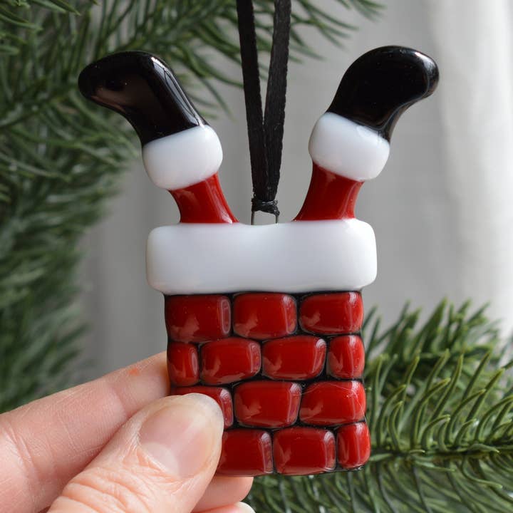 Décoration le père Noël pris dans la cheminée pour l’arbre de Noël for wholesale by Station pôle Nord inc.