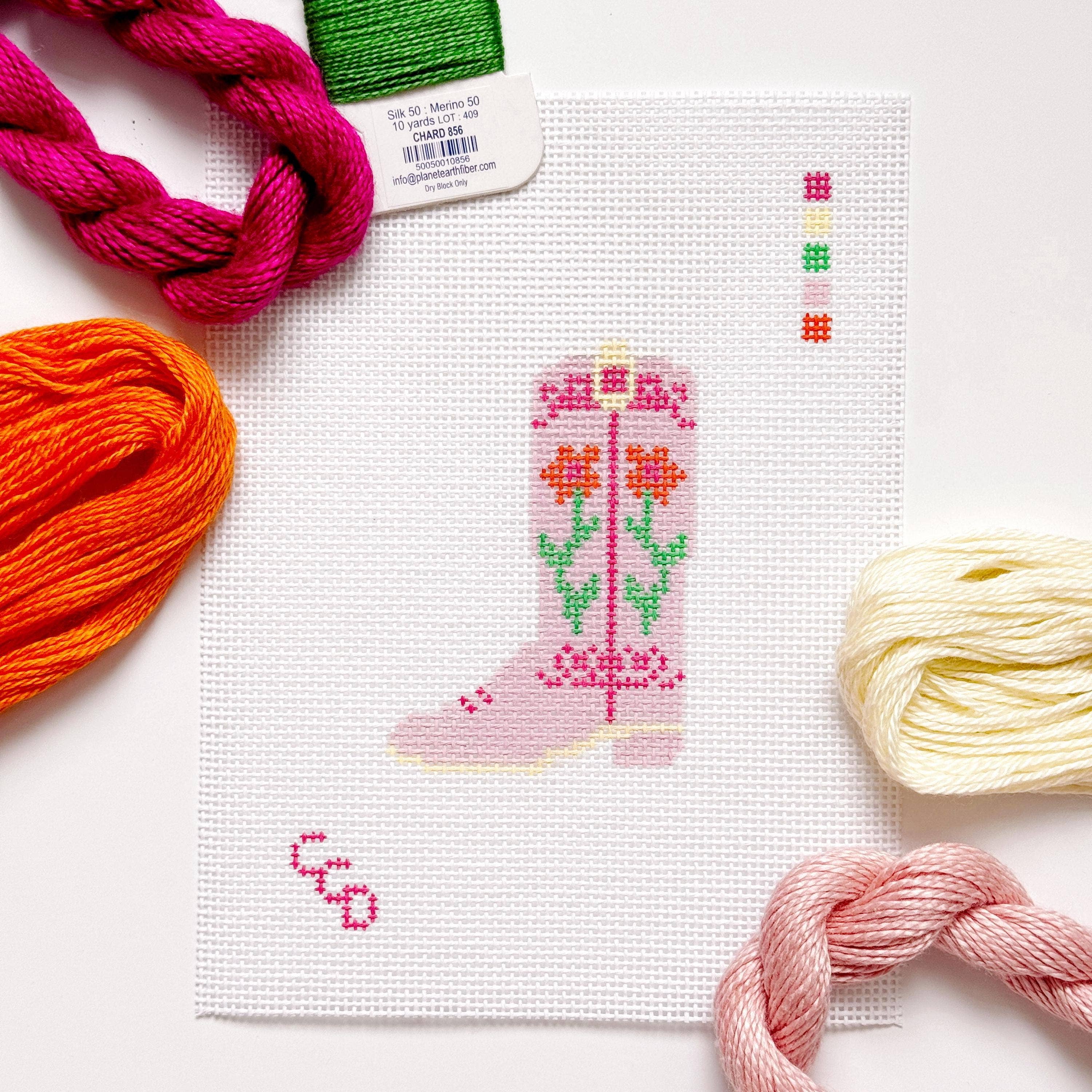 Cotswold Co Designs – Großhandel Kreuzstich-/Stickzubehör – Handbemalter rosa Cowboystiefel 3” Nadelspitze Leinwand 13 Mesh südliche Nadelspitze Leinwand Stiefel handbemalt7