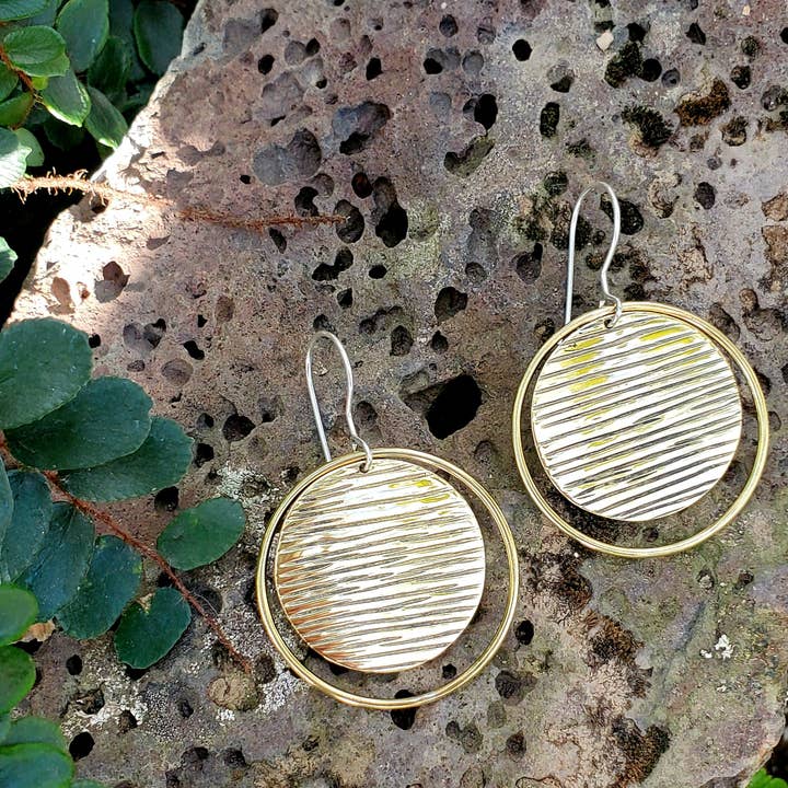 SITA – Brincos de argola por atacado – Coleção Strata - Grande Angulo em Latão Sólido2