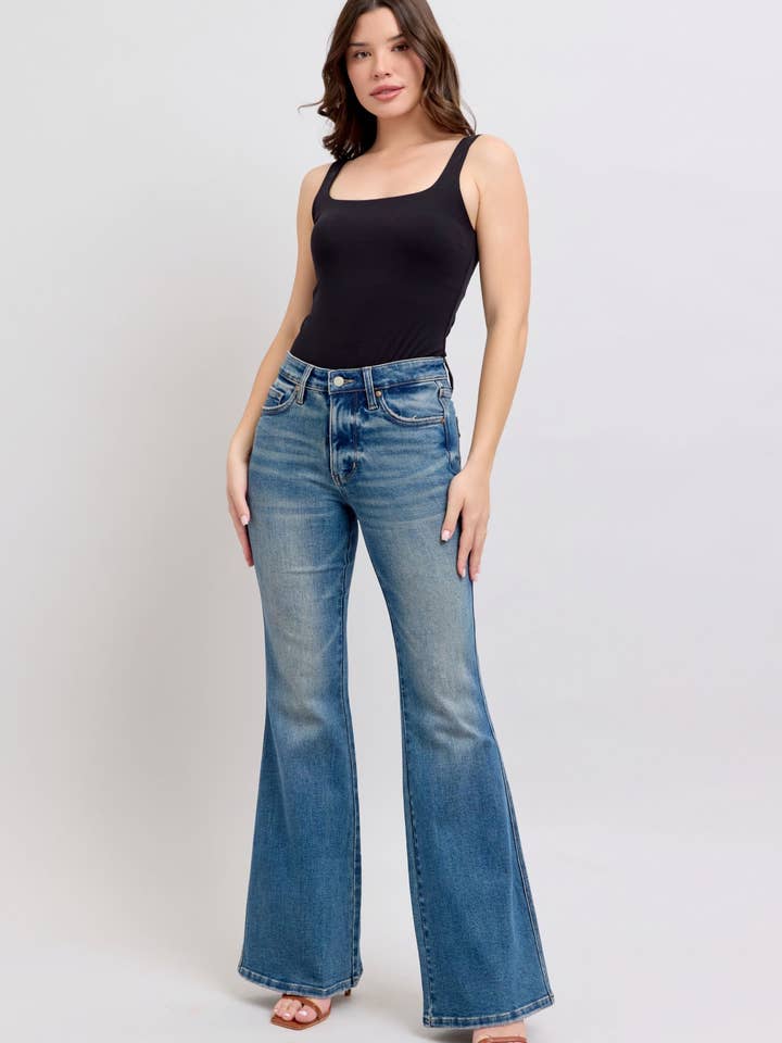 Watermelon Apparel – Großhandel Jeans – Damen – Judy Blue Mid Rise Tummy Control Vintage Wash Rückenschildtasche Schlaghose, Innenbeinlänge 33"