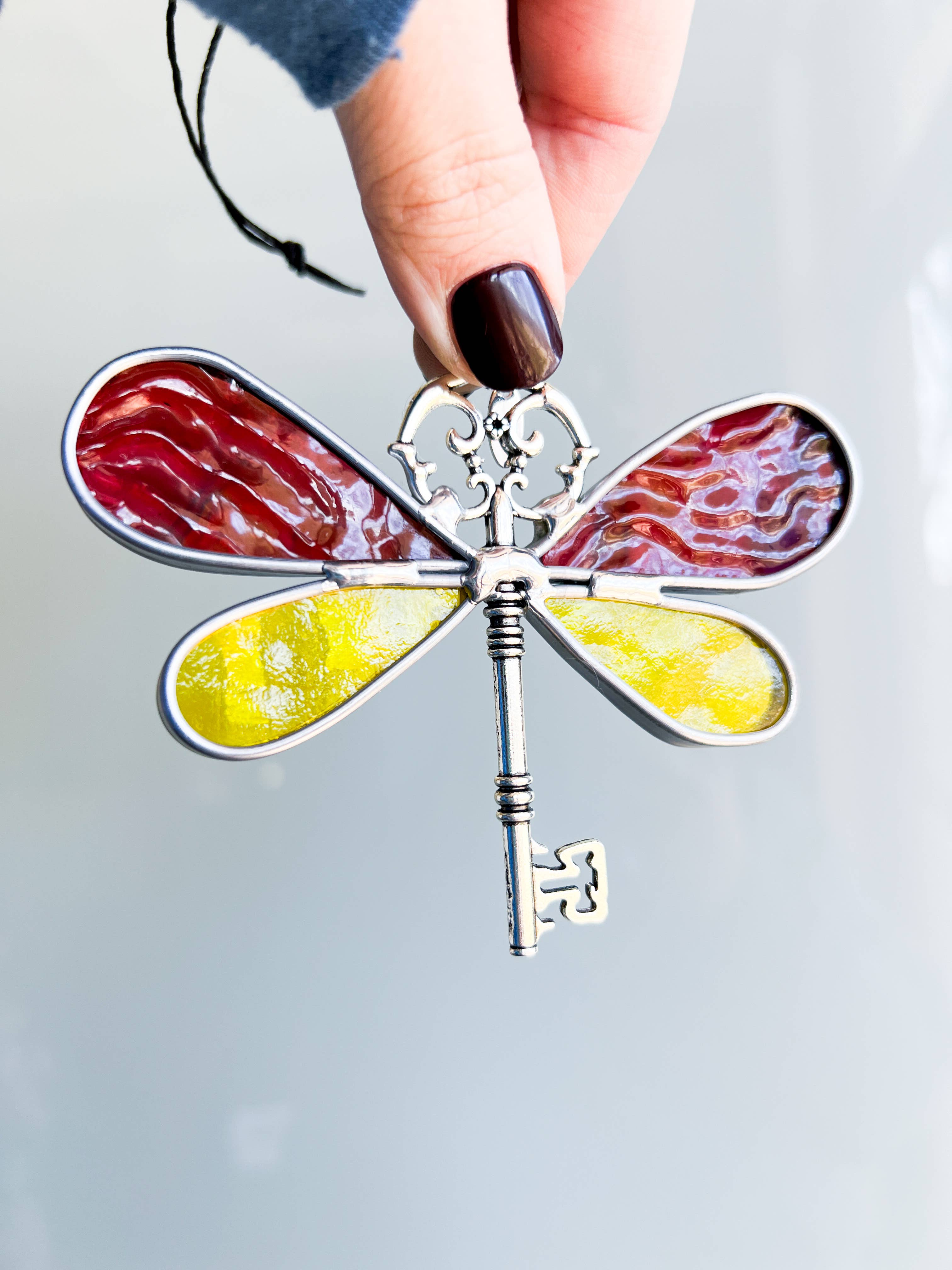 Crafty Bombshell Designs – wholesale Solfångare – Målat glas Dragonfly Skeleton Key Sun Catcher4