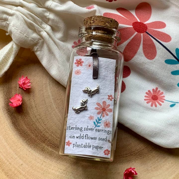 Boucles d'oreilles en bouteille en argent sterling teckel avec sac en coton pour la vente par Ginger & Roo