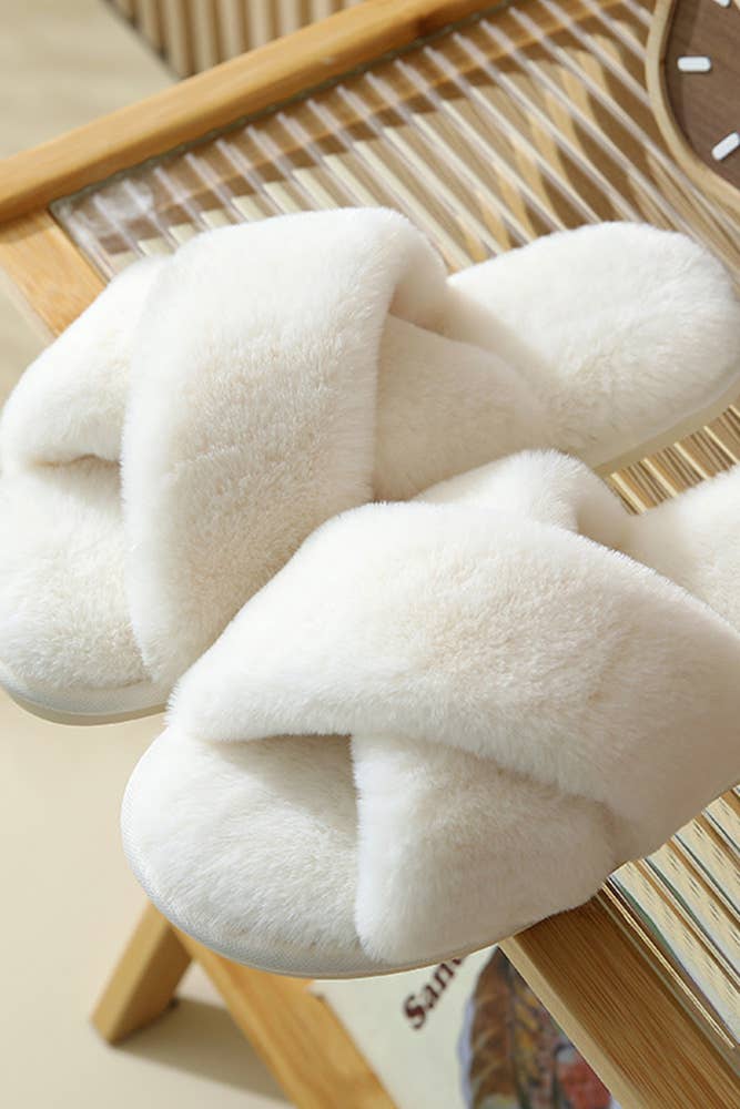 UNISHE - Wholesale Slippers - Women's - Criss Cross Fluffy Slippers MMD0191