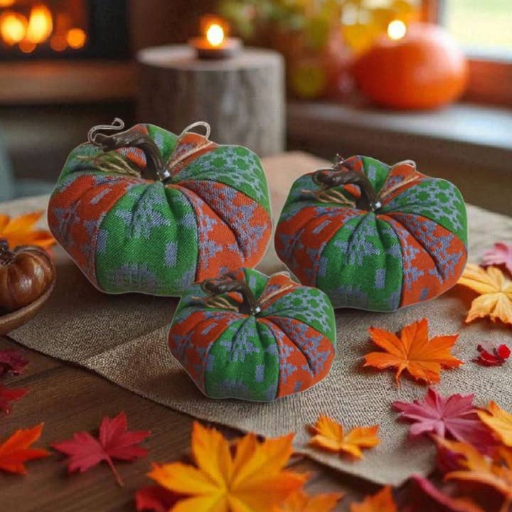 Citrouilles en tissu gallois bicolore pour la vente par Moose & Co