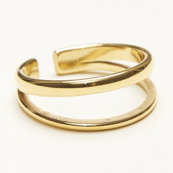 Anello a strati a doppia fascia in oro per la vendita all'ingrosso da parte di Shapes Studio
