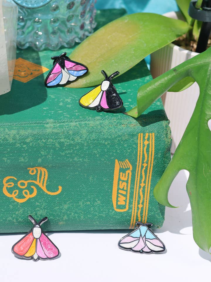 Perle Pride Flag Møl Emalje Pins for engroshandel hos Blinque’s Butterfly Garden