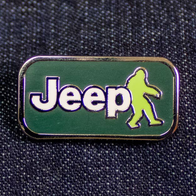 Pin de esmalte - Jeep® Sasquatch para venta al por mayor de Detroit Shirt Co.