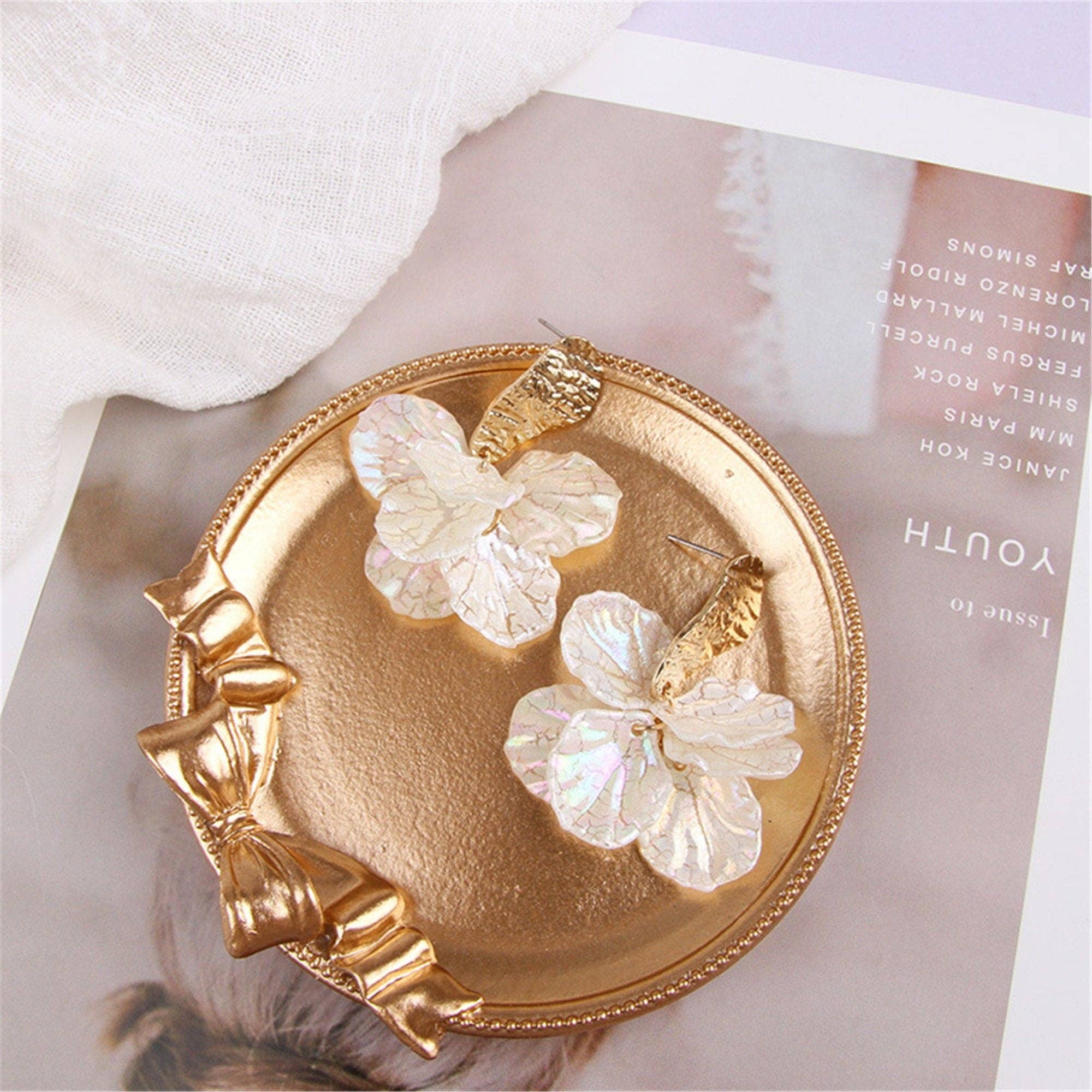 Perimade & Co. LLC – Engroshandel Hængeøreringe og creoløreringe – Hvid krakket Shell Flower Petal øreringe i rustfrit stål7