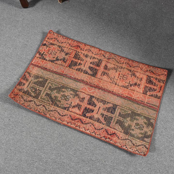 Vintage 1,7 x 2,5 ft tæppe, lille tyrkisk tæppe, rødt-sort uldtæppe for engroshandel hos Vintage Rugs Loom