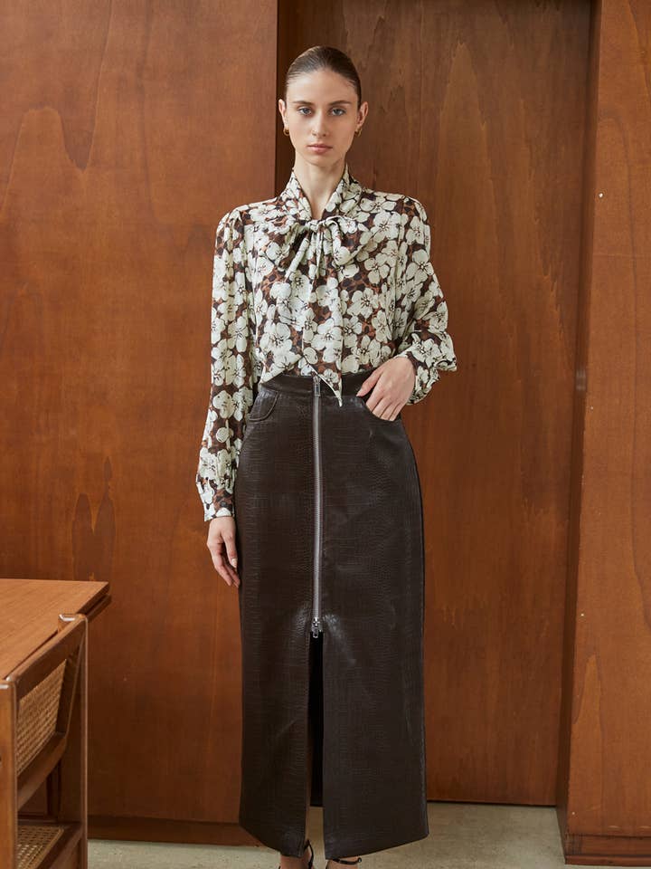 Midi-kjol i croc-mönstrat konstläder med framdragkedja för wholesale av ELLI WHITE