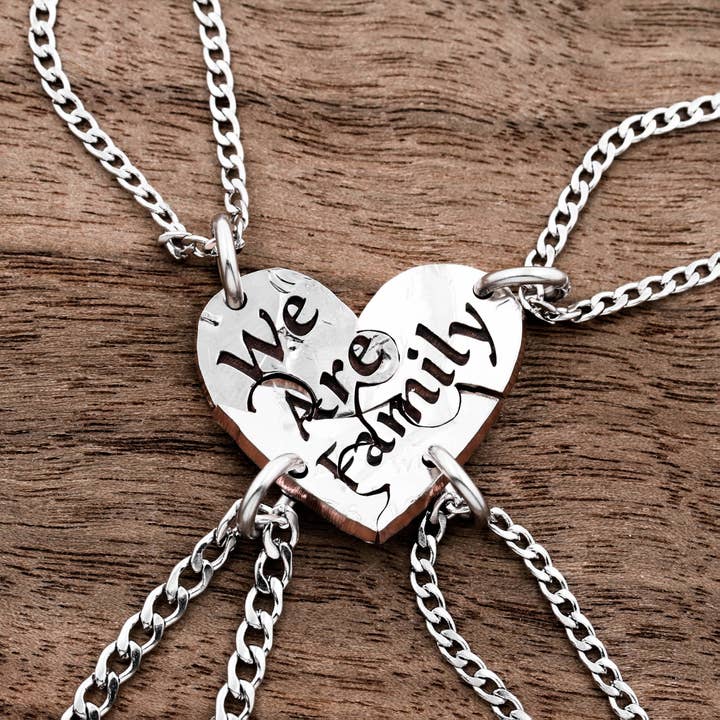 Nous sommes une famille, colliers cœurs entrelacés, cadeaux pour amis et famille en 4 pièces pour la vente par NameCoins