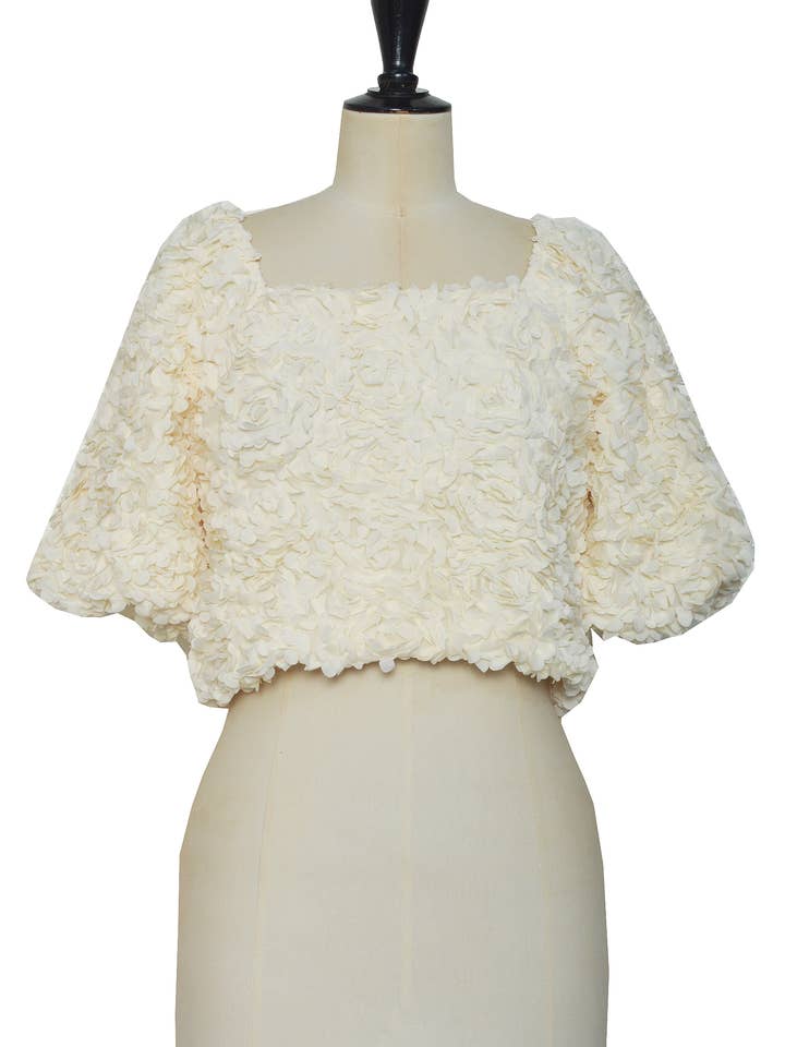 Getextureerde top met pofmouwen en reliëfbloemen voor wholesale door ELLI WHITE