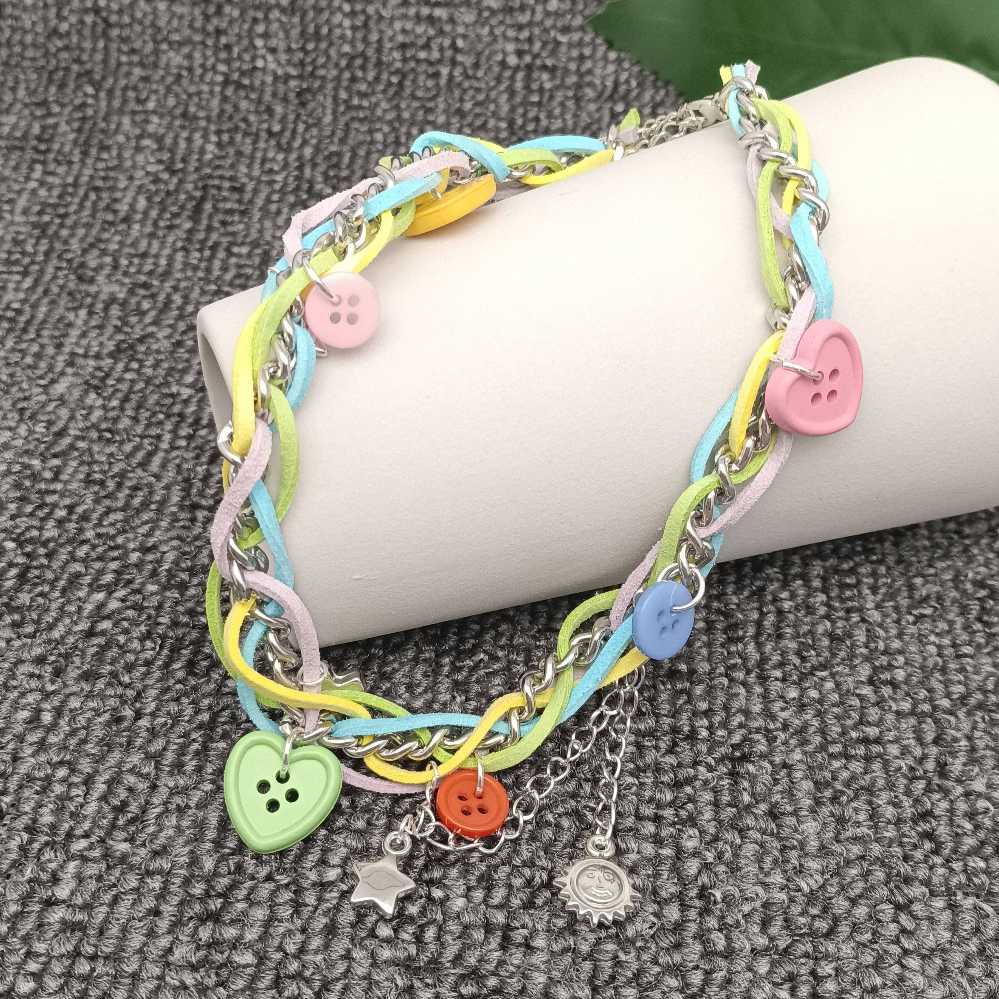 Mio Queena – Großhandel Halskette – Kinder – YK - Handgewebte Halskette mit kreuzfarbenem Knopfanhänger2