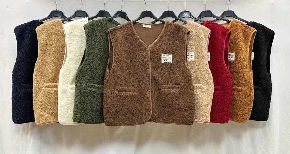 Mimi & Gogo – Großhandel Oberbekleidungsweste – Damen – Moumoute-Weste mit Abzeichen @3418_GiEcussonMoumoute23