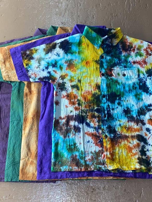 Chemises à col à boutons en coton – Lot de 5 tailles tie-dye pour la vente par Katmandu Trading Co.