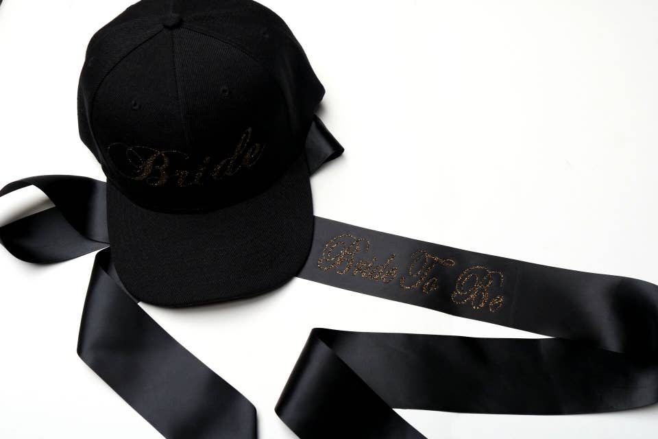 Simply Charming - Wholesale Feestmuts/hoed/kroon - Set met zwarte pet en sjerp „Bride”