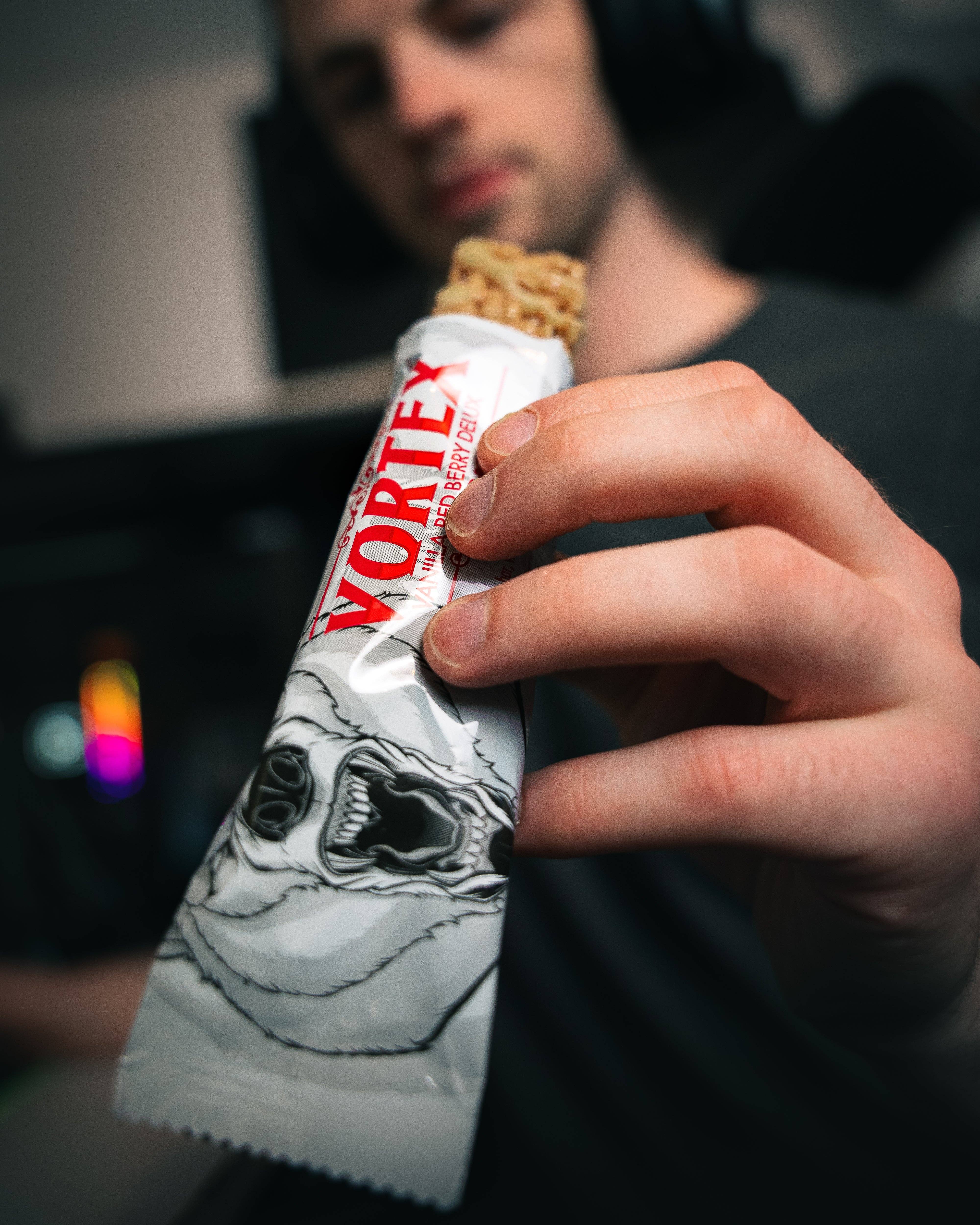 Bear Eats Tiger - Wholesale Snack Bar - Vanilla Red Berry Delux snack bar - box (12pc)1