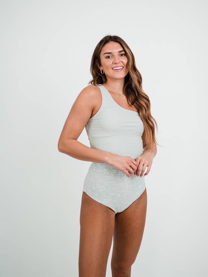 Sage Crop tankinitop met één schouder voor wholesale door Coral Reef Swim
