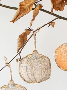 Decorazione autunnale in lino irlandese a forma di zucca naturale fatta a mano per la vendita all'ingrosso da parte di Katie Larmour Linen