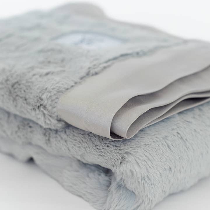 Luksus Satin Kant Tæppe - Sølv for engroshandel hos ellie and sam