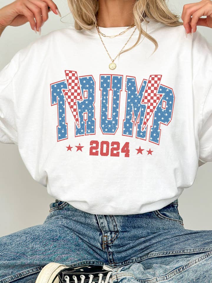 Robe t-shirt à col rond Vintage Americana Donald Trump MAGA pour la vente par Monday Muse