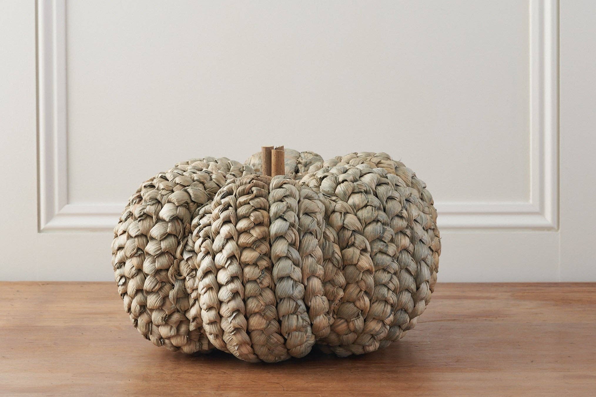 We Love Seasons EU - Wholesale Decorative Tabletop Object - Grey Straw Pumpkin0