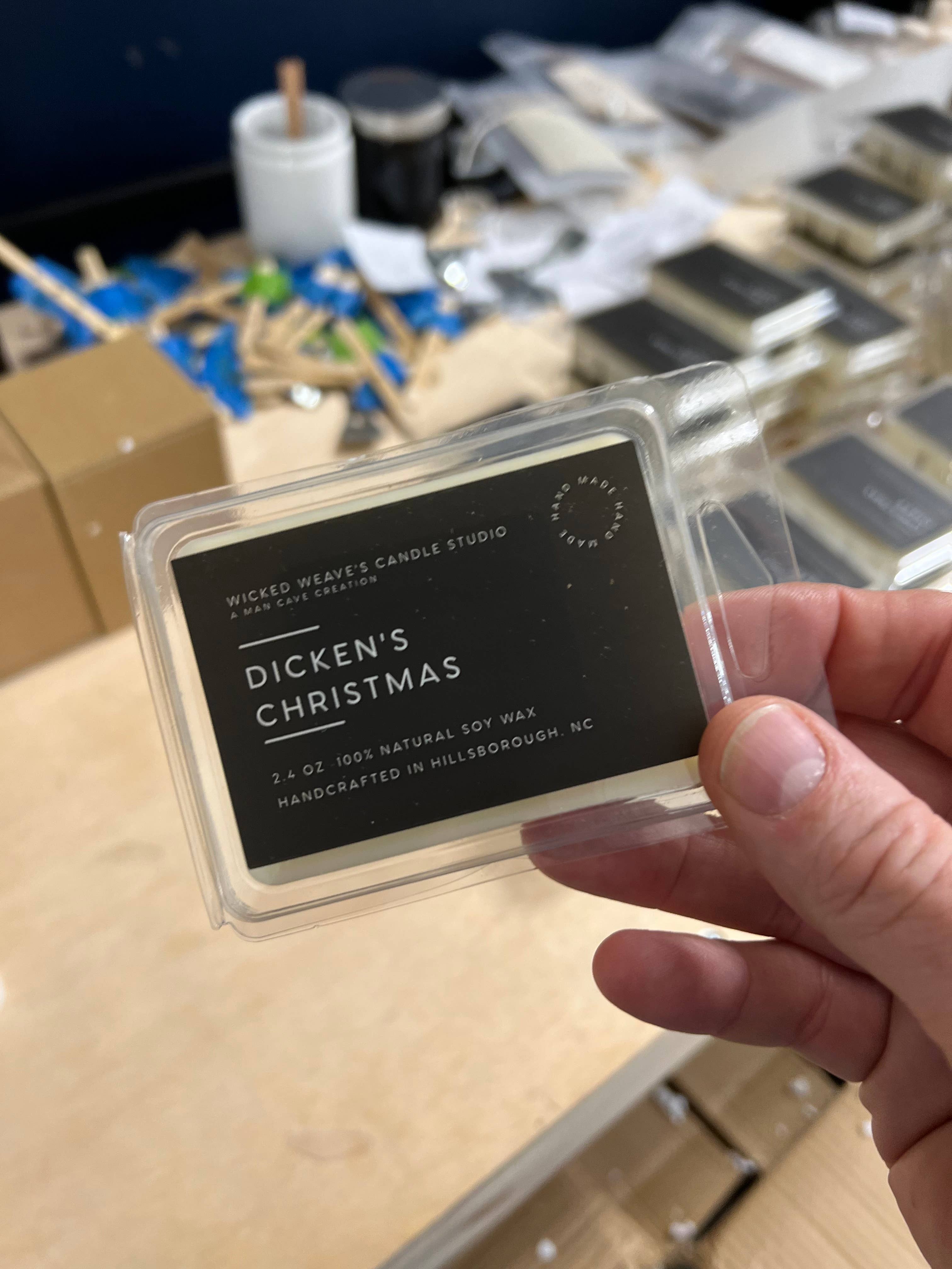 Wicked Weave’s Candle Studio – Engroshandel Glaslys – Dicken's Christmas Soy Wax Candle (4 Størrelsesindstillinger)1