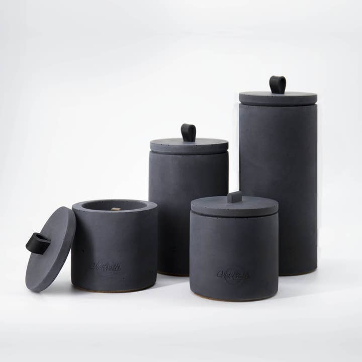 Grellroth Produktdesign – wholesale Utomhusljus – Utomhus eld av betong ”Dark” höjd 140 med svart läderhandtag2