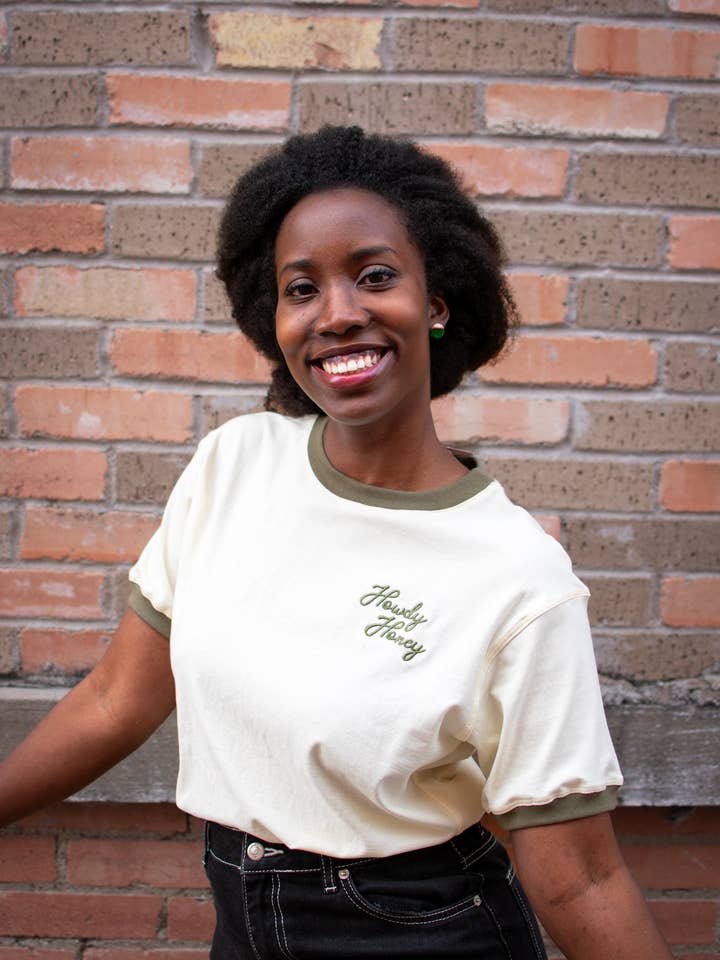 Ciao Honey Ringer Tee per la vendita all'ingrosso da parte di Girl Riot Society by Mosaic Makers Co