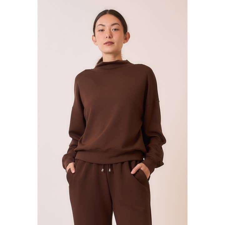 Sweatshirt med forskudt hakkede pulloverhætter for engroshandel hos Cozy Casual, Inc.