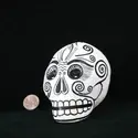 Mexican Sugar Skull – Großhandel Dekofigur – Mini-Totenkopf aus Pappmaché, schwarz-weiß1
