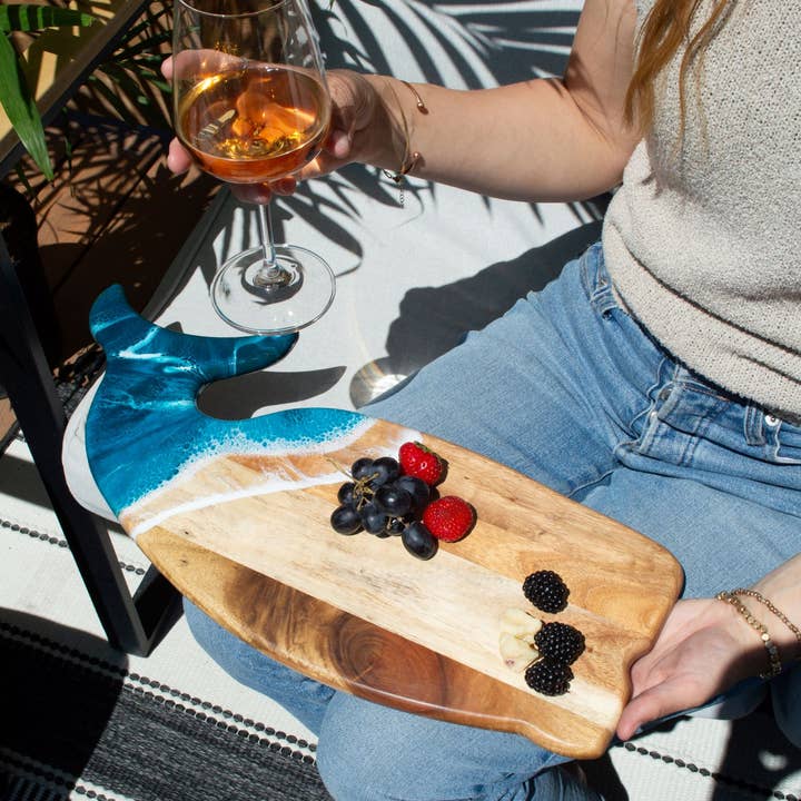 Lynn & Liana Designs - Venta al por mayor Tablas de quesos - Tabla de charcutería de ballena de resina con olas del océano - ¡SIN ARANCELES!2