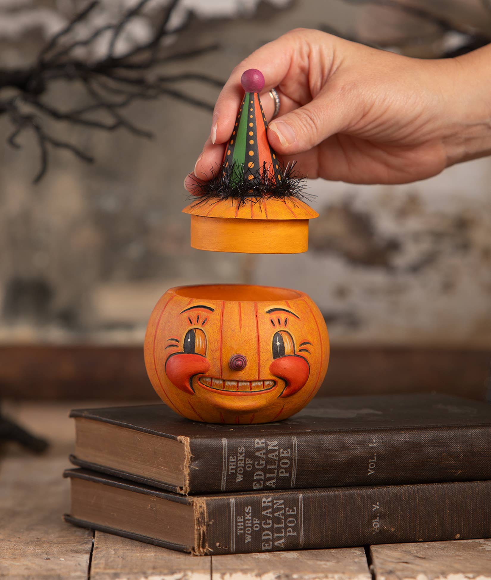 Bethany Lowe Designs - Wholesale Decorative Figurine - Jackie Yell-o-ween2