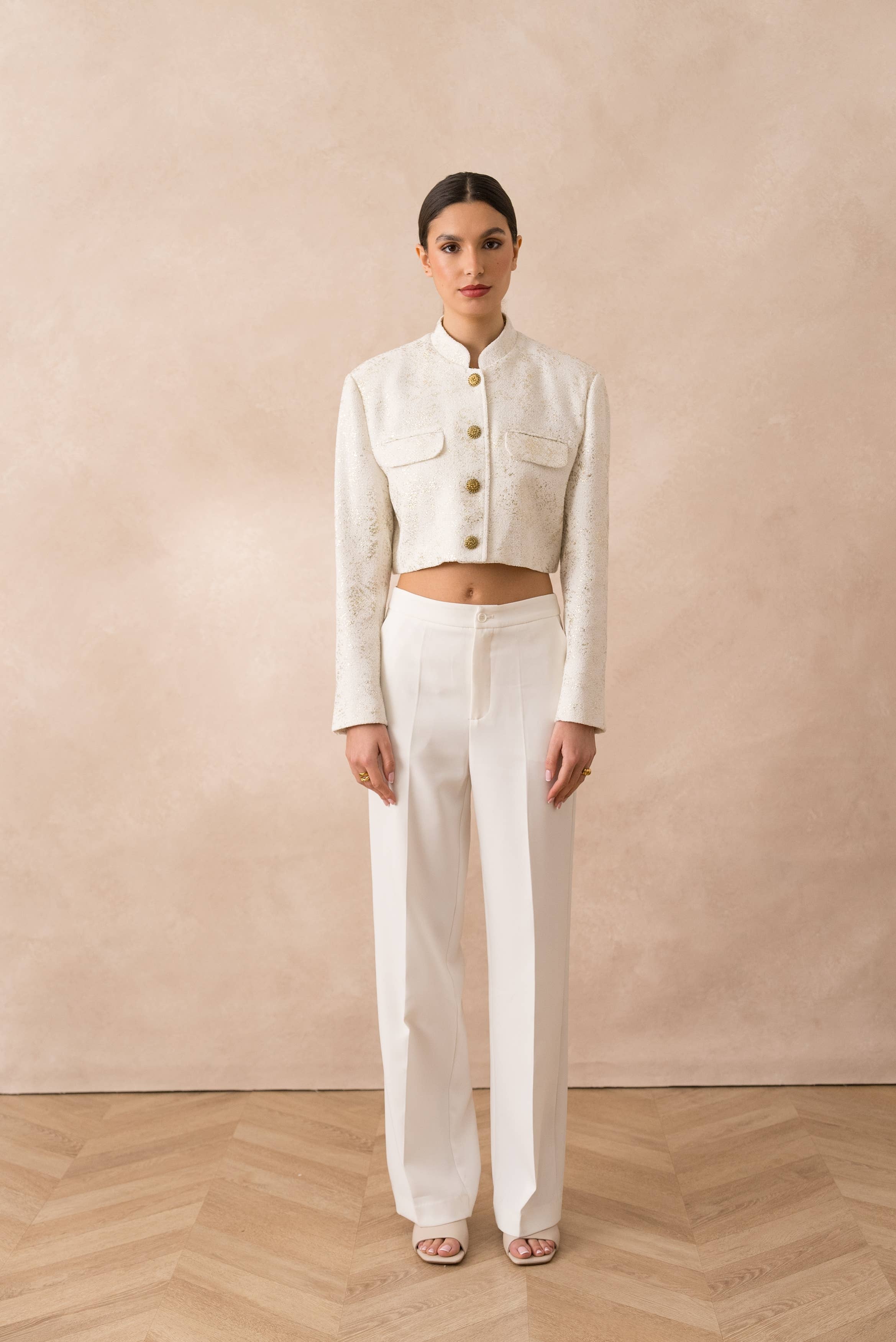 Attentif Paris – Großhandel Jacke – Damen – Kurze elfenbeinfarbene Tweedjacke mit goldenen Akzenten1