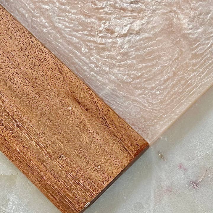 Tiramisu – Engroshandel Ostebræt – Elfenben Resin & Træ Ost Board