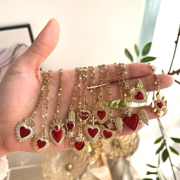 Wild & Free - Wholesale Pendant/Charm Necklace - Collares de Sagrado Corazón en acero chapado en oro de 18k