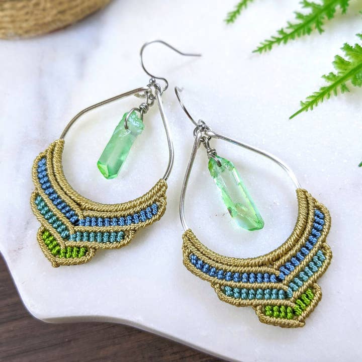 Boucles d'oreilles en cristal de quartz vert, boucles d'oreilles en macramé beige pour la vente par Hang Loose Creations