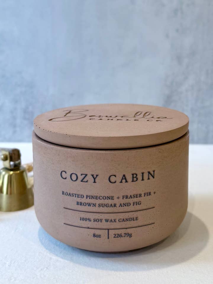 Hyggelig Hytte - Josva 24:15 (8oz) for engroshandel hos Boswellia Candle Co.