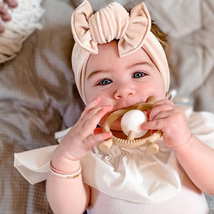 Ali+Oli – Mordedor - Bebé por atacado – Brinquedo de silicone de qualidade alimentar Giraffe Teether & Rattle (Taupe)4