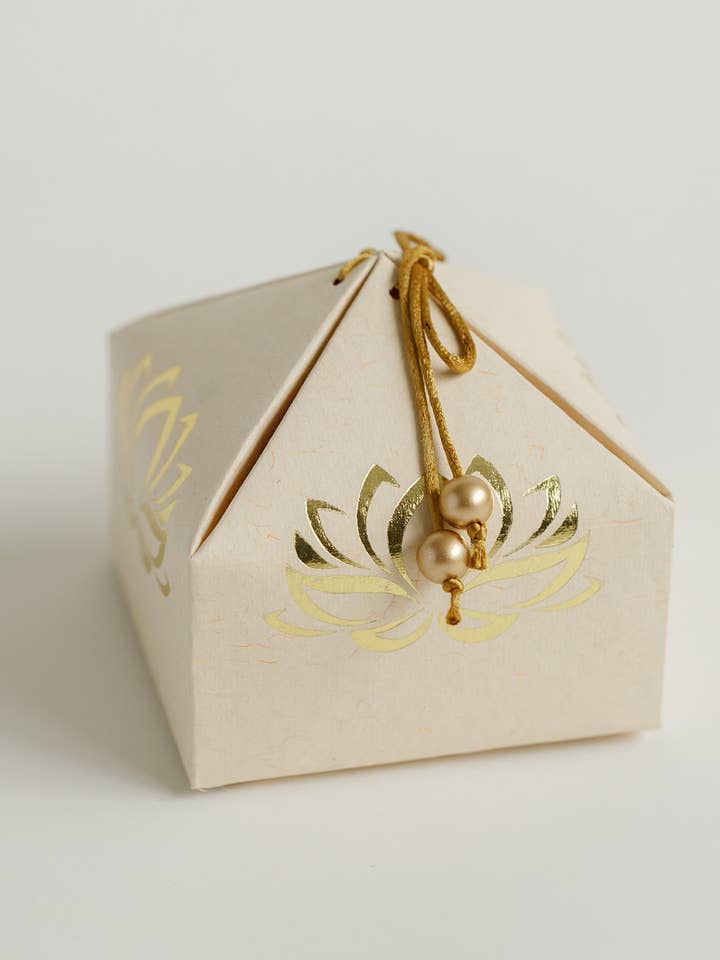 Beige Lotus gaveæske for engroshandel hos Decorasian