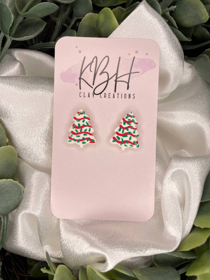 Boucles d'oreilles en argile en forme de sapin de Noël mates pour la vente par KBH CREATIONS