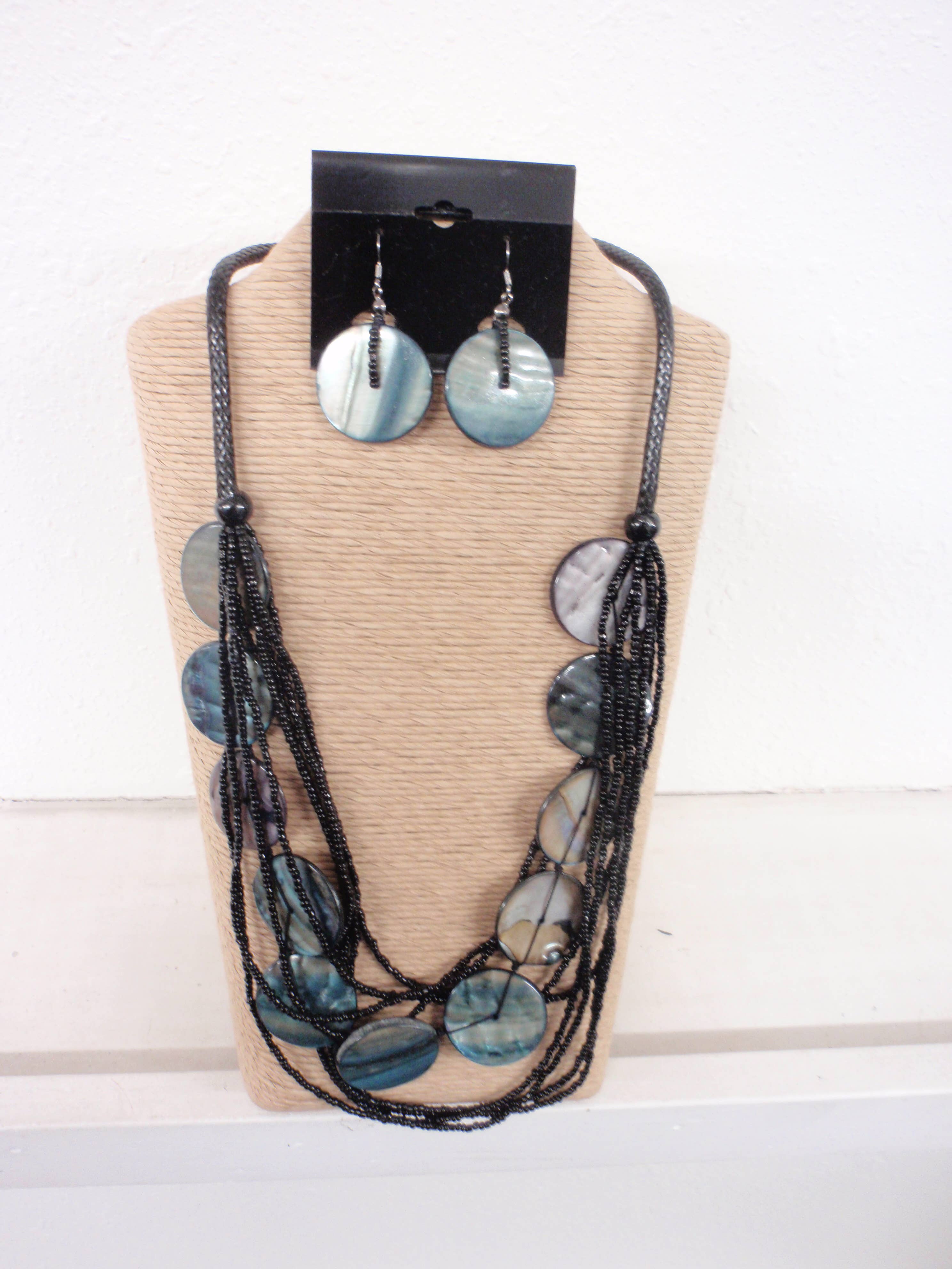 International Duru's - Wholesale Sieradenset - Zwart koord zwart grijs ronde schelp ketting set 194390