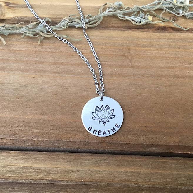 Collana con ciondolo circolare Lotus Breathe per la vendita all'ingrosso da parte di Jamie Haley Designs