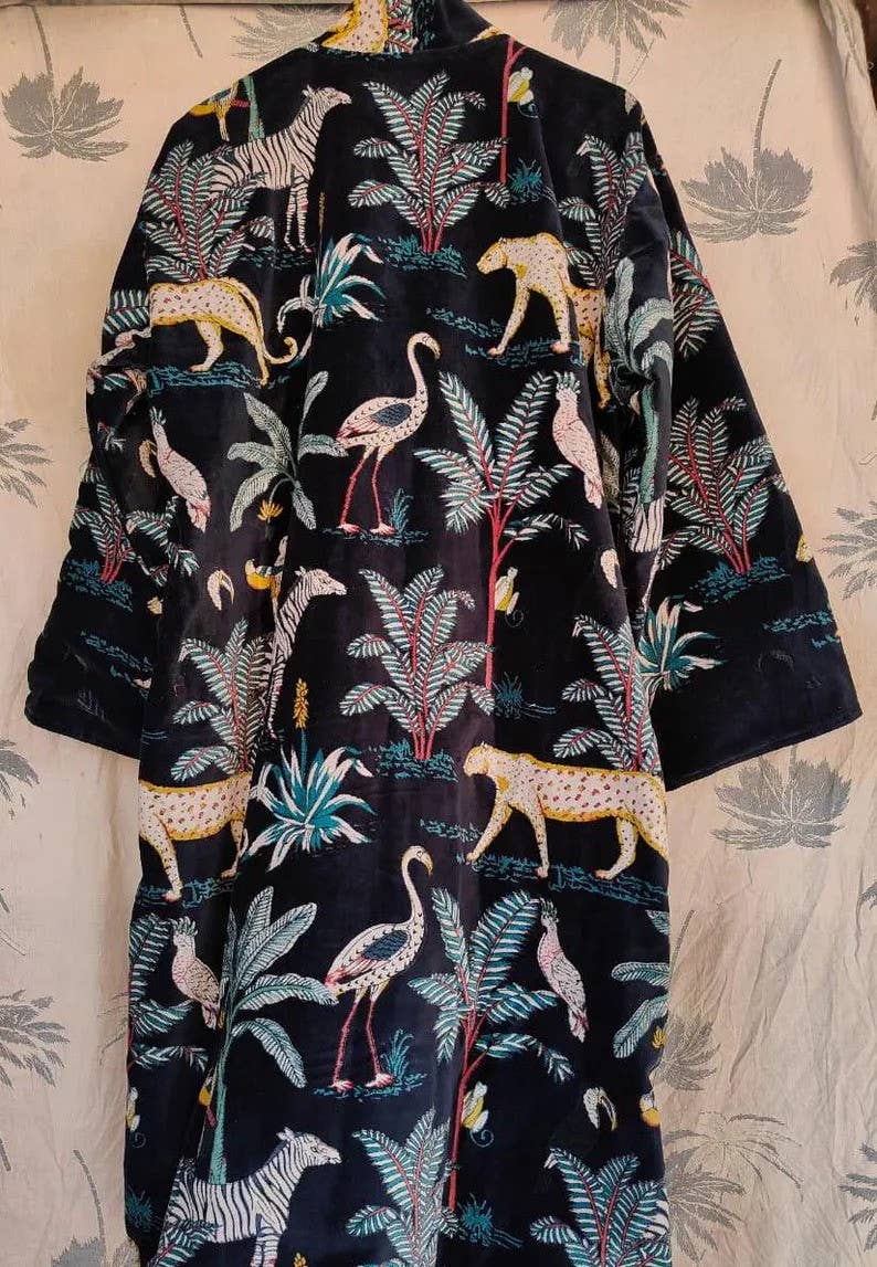 bhavnas boutique - Venta al por mayor Bata - Mujer - Bata de Kimono de Terciopelo con Estampado de Selva Negra para Mujeres Dama de Honor2