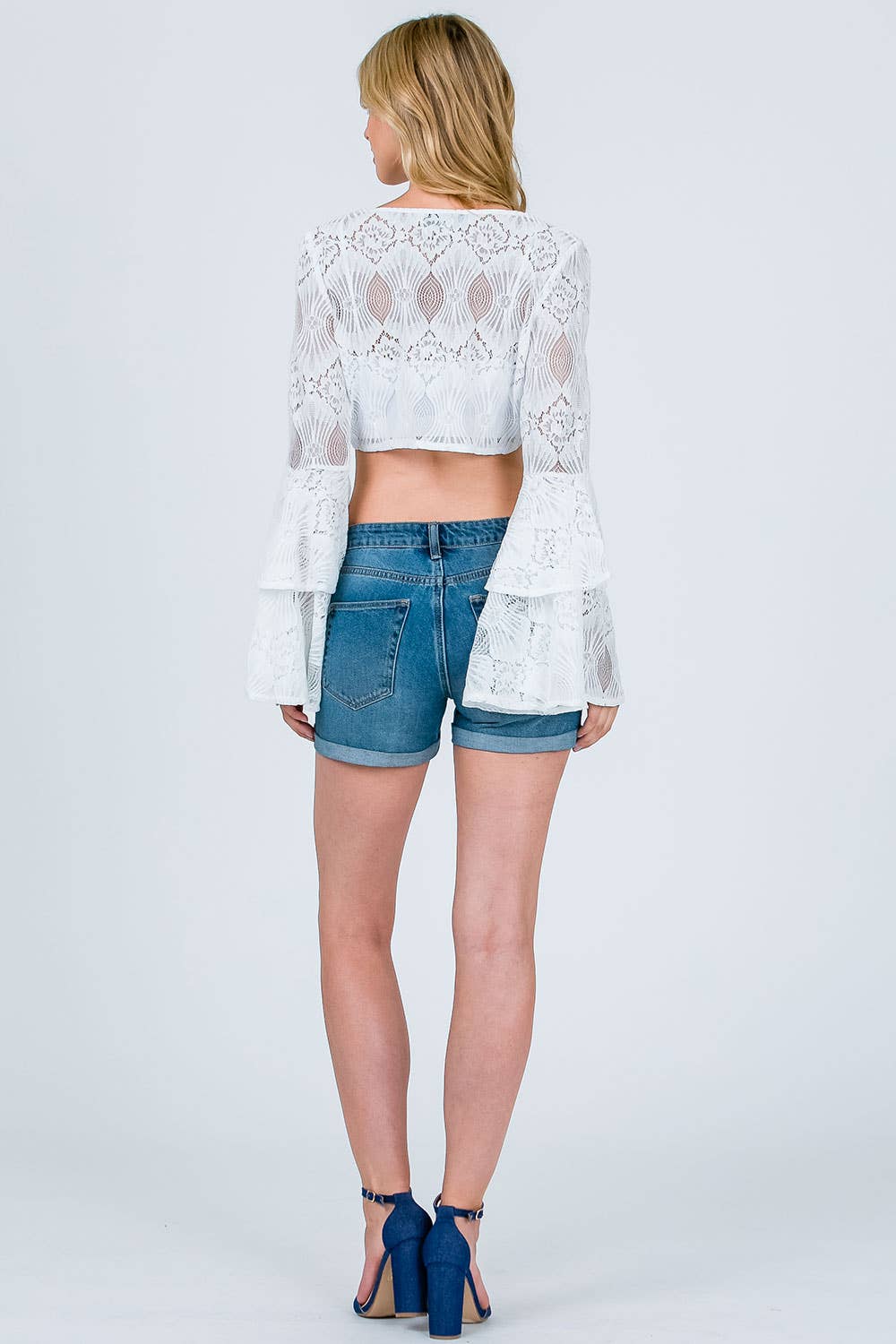 Sweet Generis – Großhandel Bluse – Damen – CROP TOP MIT SPITZE VORNE UND DOPPELTEN GLOCKENÄRMELN7