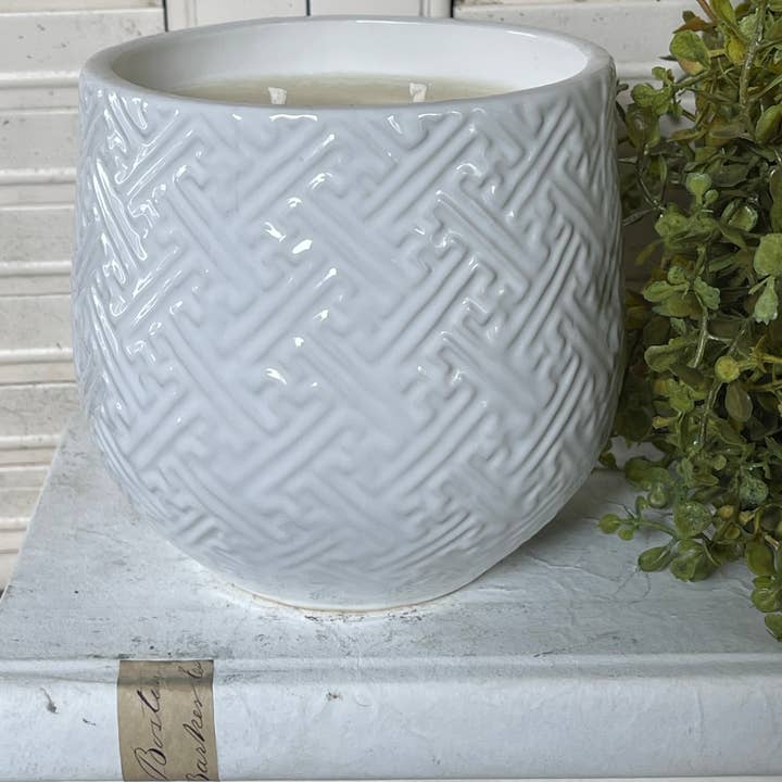 Bougie de soja Country Linen 30 oz en poterie pour la vente par 1858 Candle Co