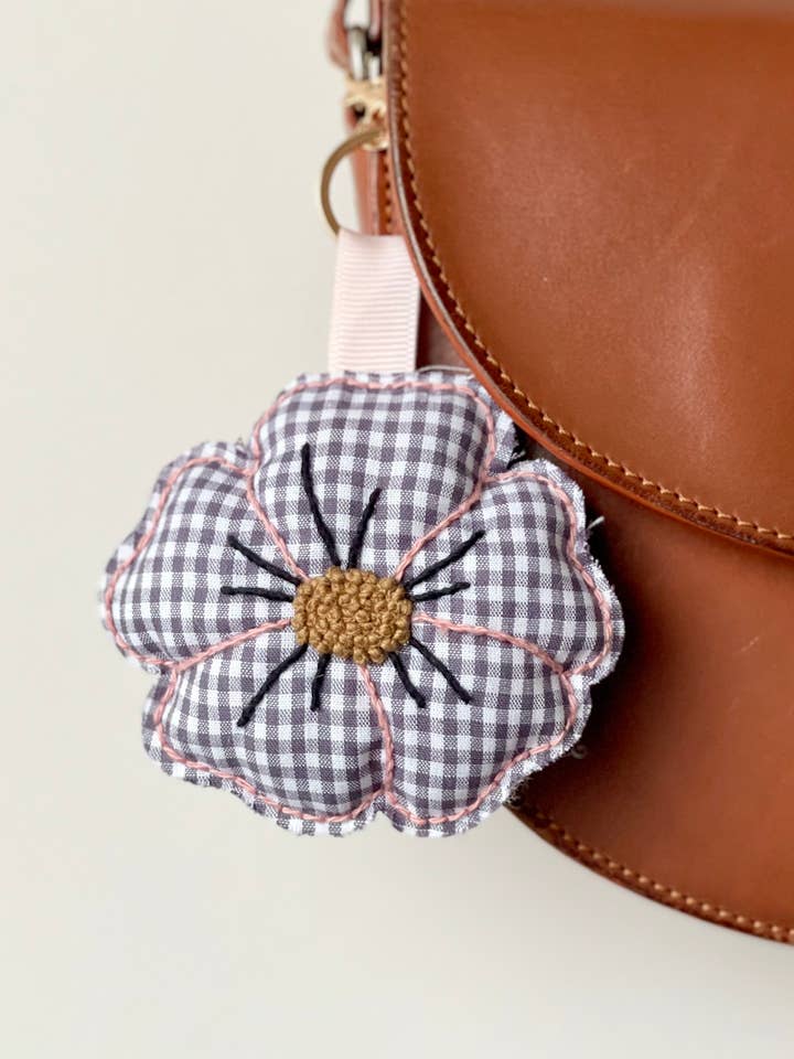 Chaveiro bordado - Flor xadrez preto/branco por atacado de Les Yeux fripons