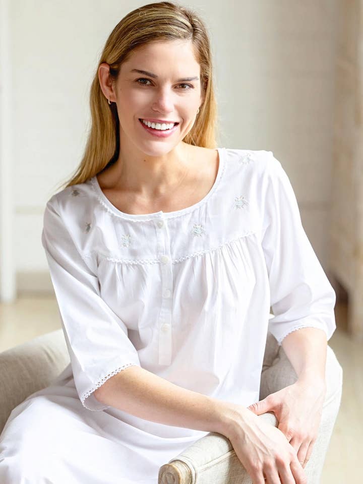 Jacaranda Living – Engroshandel Natkjole - Dame – Bee Hvid Bomuld Natkjole - Broderet1